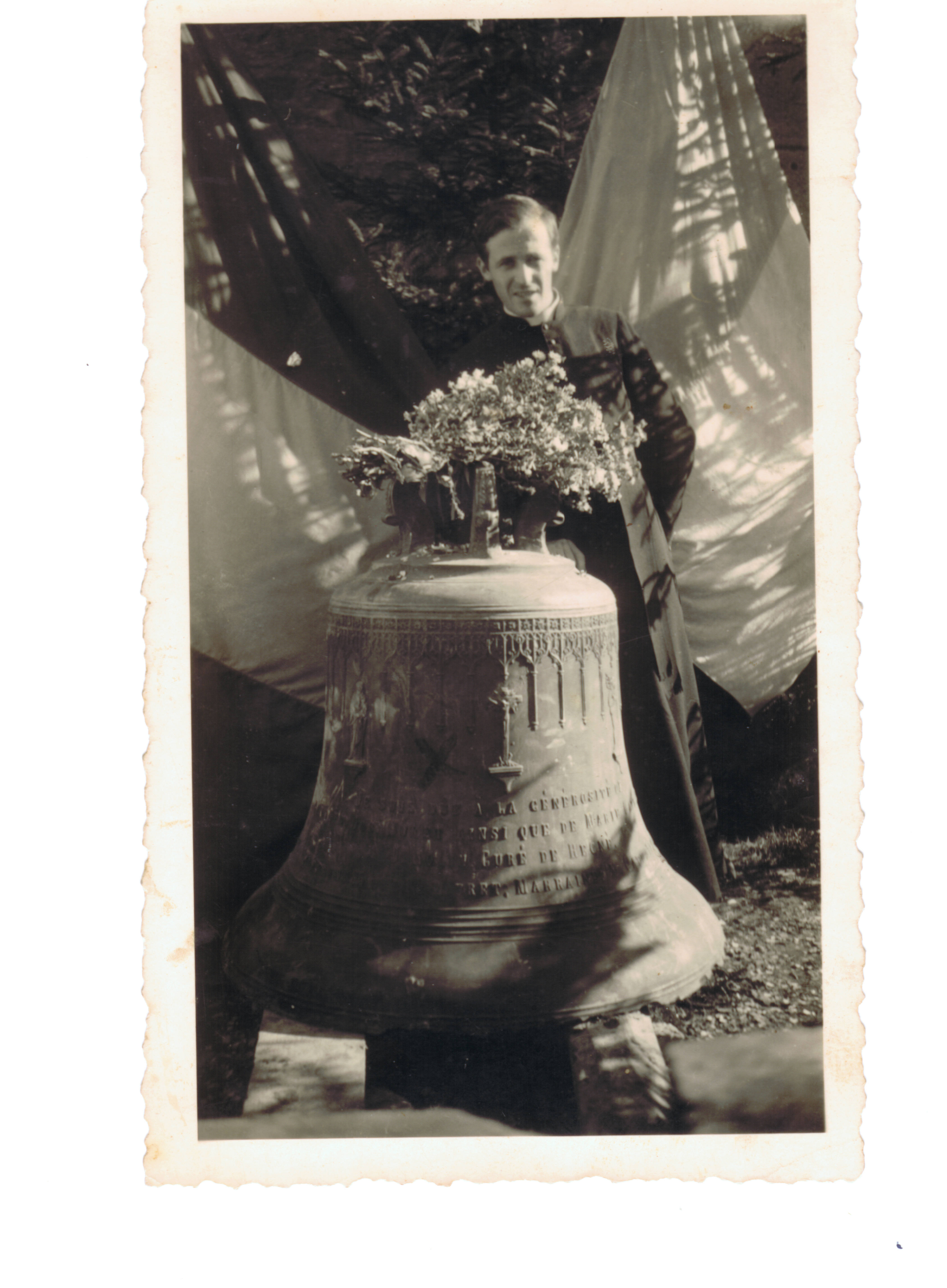 L'abbé Binet avec la cloche de l'église de Regné