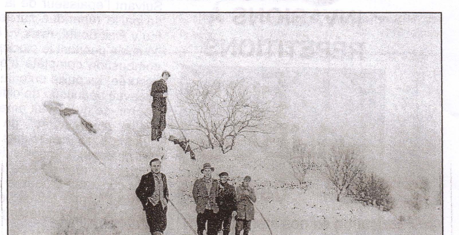 Villageois sur le site du crash d'un bombardier américain, hiver 1943-1944