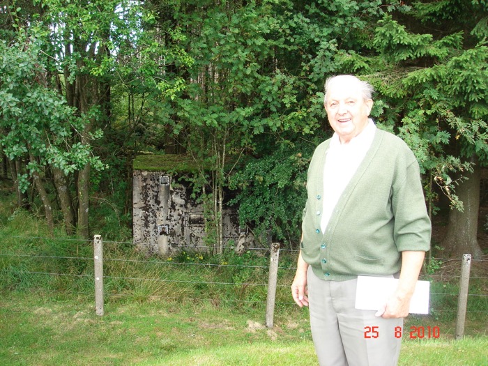 Joseph Gavroye devant le fortin des Fagnes
