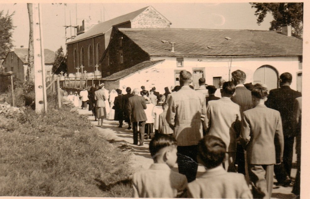 Procession &agrave; Regn&eacute; apr&egrave;s la guerre